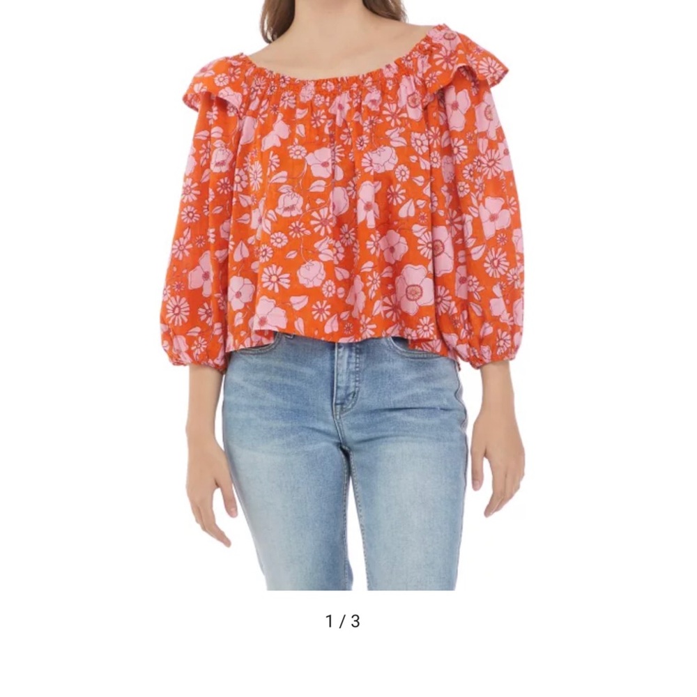 100% cotton . Elasticized neckline. Ruffle shoulder detail. Puff sleeve.